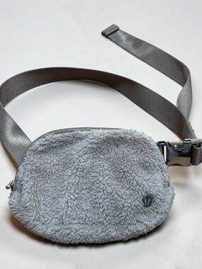 Lululemon Everywhere Fur Belt Bag Ivory White Sherpa Fleece Zip Fanny Pack Fuzzy